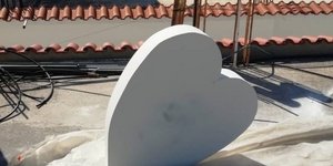 Κουμπαράς σε σχήμα καρδιάς στην Σκιάθο