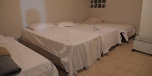 Κρεβάτια στο κτίριο εγκατάστασης που μένουν οι πρόσφυγες