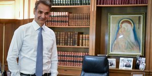 Κυριάκος Μητσοτάκης ορθιος στο γραφειο