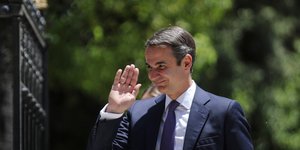 Ο Κυριάκος Μητσοτάκης χαιρετάει
