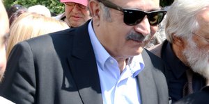 Λακης Λαζοπουλος μαυρα γυαλια