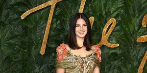 Η Λάνα Ντελ Ρέι με χρυσό τοπ στο κόκκινο χαλί πρεμιέρας