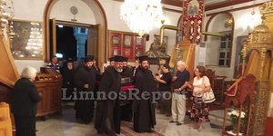 Κληρικοί μεταφέρουν φέρετρο