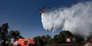 Αεροσκάφος της πυροσβεστικής ρίχνει νερό στην φωτιά στην Αρτέμιδα Αττικής