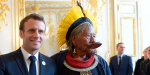 Ο Γάλλος πρόεδρος, Εμανουέλ Μακρόν με τον Ινδιάνο αρχηγό, Ραονί