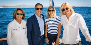 Η Mαρέβα Μητσοτάκη (δεξιά) με casual look και ο γ.γ Αθλητισμού Γ. Μαυρωτάς, στην εκκίνηση του 52ου Ιστιοπλοϊκού Αγώνα Άνδρου