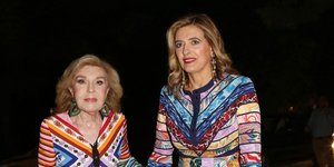 Μαριάννα Βαρδινογιάννη και Χριστιάνα φορούν έντονα φορέματα Μαίρης Κατράντζου