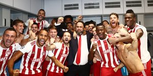 Ο Βαγγέλης Μαρινάκης πανηγυρίζει με τους παίκτες του Ολυμπιακού