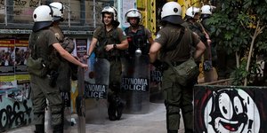 ΜΑΤ σε τοιχο με γκράφιτι