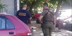 Τι απαντά η ΓΑΔΑ για την φωτογραφία άνδρα των ΜΑΤ που συνομιλεί με νεοναζί στα Εξάρχεια 