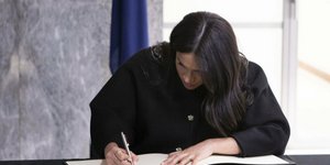 Η Μέγκαν Μαρκλ γράφει σε βιβλίο