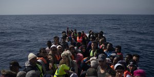 Οι μετανάστες κατευθύνονται προς την Ιταλία