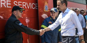 Ο Κυριάκος Μητσοτάκης στην Εύβοια. Ενημερώθηκε για την κατάσβεση της φωτιάς 