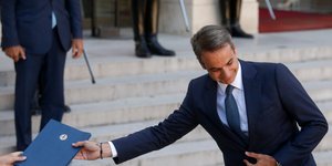 Μητσοτάκης με μπλε φάκελο