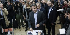 Ο Κυριάκος Μητσοτάκης ψηφίζει στον β' γύρο για εκλογή αρχηγού της ΝΔ το 2016