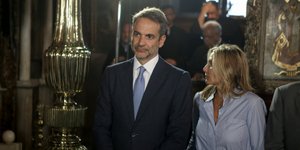 Ο Κυριάκος Μητσοτάκης και η σύζυγός του στην Τήνο