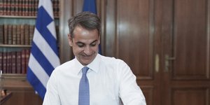 Ο Κυριάκος Μητσοτάκης στο γραφείο του στο Μαξίμου