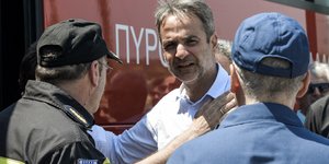 Ο Κυριάκος Μητσοτάκης στο πλευρό των πυροσβεστών στην Εύβοια