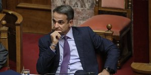 O Κυριάκος Μητσοτάκης σκεπτικός στη Βουλή