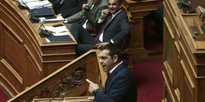 Ο Κυριάκος Μητσοτάκης και ο Αλέξης Τσίπρας στη Βουλή 