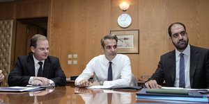 Στιγμιότυπο από τη συνάντηση με τον πρωθυπουργό στο υπουργείο Υποδομών και Μεταφορών
