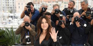 Η Μόνικα Μπελούτσι σε εμφάνισή της στο φεστιβάλ Καννών