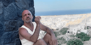 Ο Νίκος Μουτσινάς στην Σαντορίνη