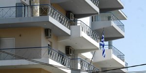 Εικόνα αρχείου από μπαλκόνι και πτώση