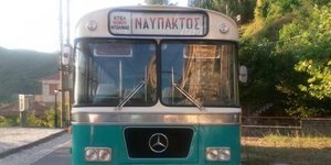 Η ανακαίνιση ενός παμπάλαιου λεωφορείου στη Ναύπακτο 