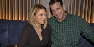 Η Νάνσυ Ζαμπέτογλου με καφέ μπλούζα και ο Νάσος Γαλακτερός με καρό πουκάμισο