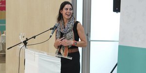 Η Νάταλι Κρίστοφερ μιλάει στο βήμα