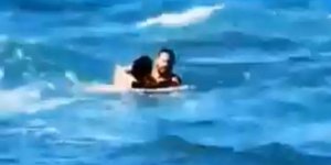 Ο ναυαγοσώστης κατάφερε να σώσει τη γυναίκα