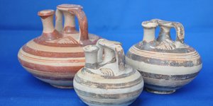 Πήλινα αγγεία που βρέθηκαν στους δύο ασύλητους τάφους στη Νεμέα