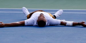 Ο τενίστας Νικ Κύργιος πεσμένος στο έδαφος μετά από αγώνα σε τουρνουά τένις στην Ουάσινγκτον