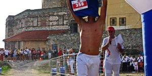 Νικητης βγάζει μπλούζα