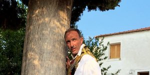 Ο Νίκος Αλιάγας με φουστανέλα στο πανηγύρι της Αγίας Αγάθης