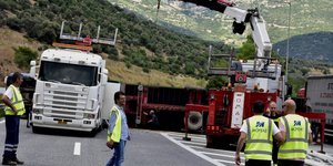 Γερανός σηκώνει νταλίκα