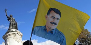 Σημαία με το πρόσωπο του Αμπντουλάχ Οτσαλάν