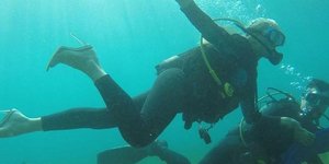 Η Ολγα Πηλιάκη κάνει scuba diving με ψηλοτάκουνα