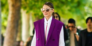 Ολίβια Παλέρμο με μοβ γιλέκο