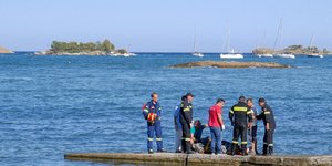 Οι Αρχές στο σημείο της πρόσκρουσης του ελικοπτέρου στον Πόρο