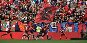 Οι παίκτες της Οσασούνα πανηγυρίζουν το δεύτερο γκολ τους