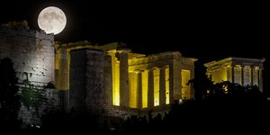 Η αυγουστιάτικη πανσέληνος πάνω από την Ακρόπολη