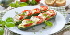Κολοκυθάκια γεμιστά με μοτσαρέλα, ντομάτα και βασιλικό