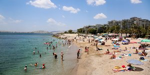 Κόσμος σε παραλία