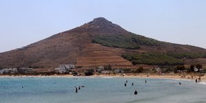 Παραλία με βουνό στην Πάρο