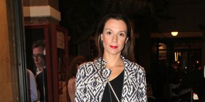 H Πέγκυ  Τρικαλιώτη με γκρι τζιν και σακάκι 