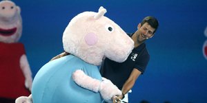 Η Πέππα το γουρουνάκι παίζει τένις για παιδιά μαζί με τον Σέρβο Νόβακ Ντζόκοβιτς