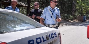 Αστυνομικοί έξω από περιπολικό