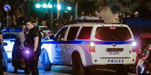 Σταματημένο περιπολικό τη νύχτα